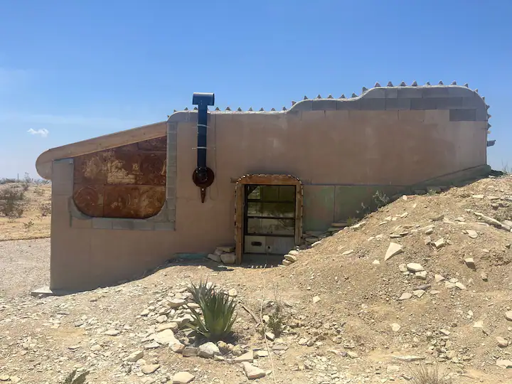 152b90a6-86a8-4941-a8e2-c1fa73e06573 A building that is on the side of a hill.