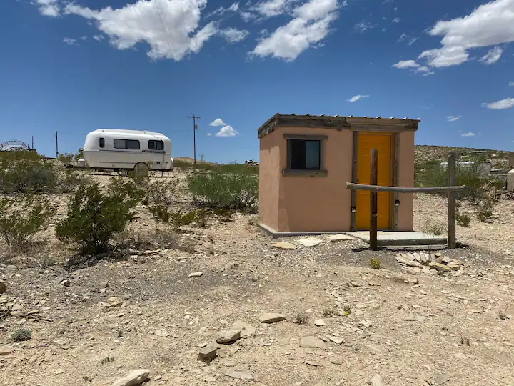 9086bbfc-362f-4d57-981f-05a4e2773370 A small shack in the middle of nowhere