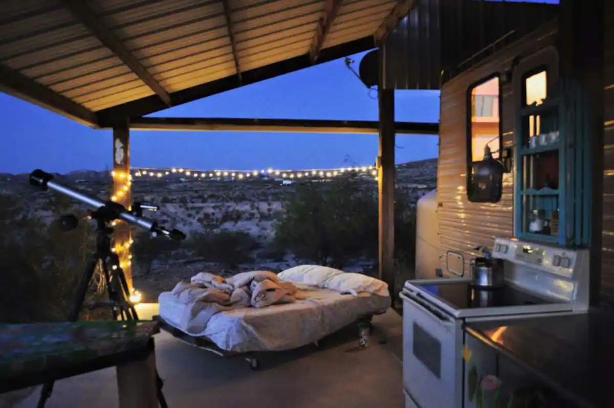 f8acf2aa-e45e-4df6-b135-b0cabf0d4be1 A bed in the middle of an outdoor patio.